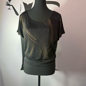 Chic Black and Gold Women's Short Sleeve Top. PTP 19